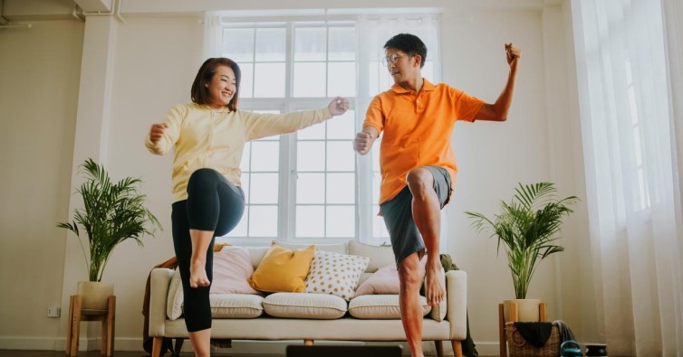 Cặp đôi đang tập thể dục tại nhà