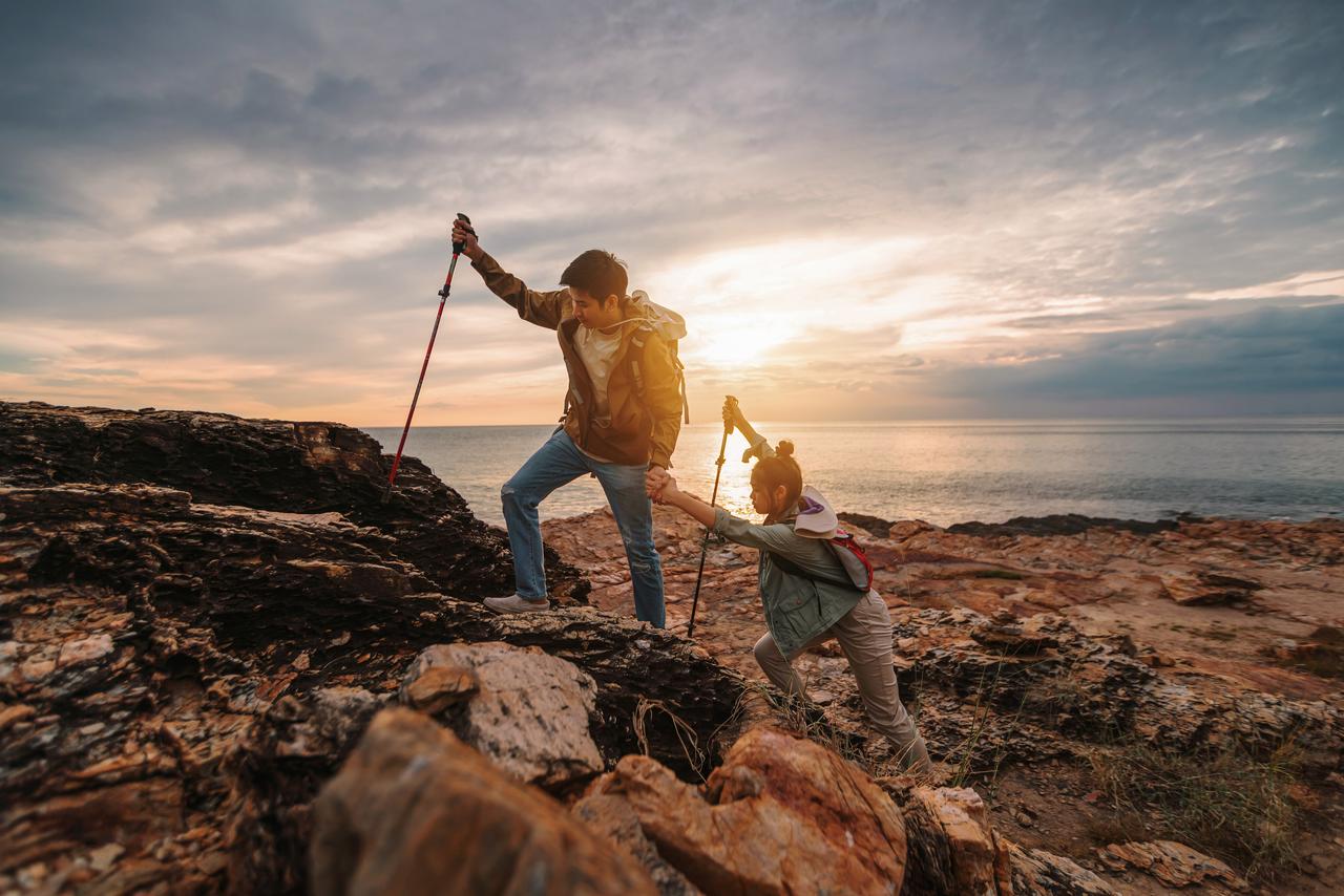 Friends_hiking_on_the_mountain.jpg