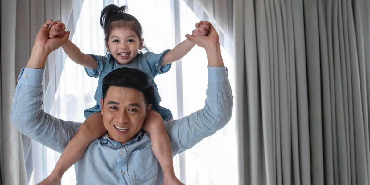 Một người cha cõng con của mình trên vai